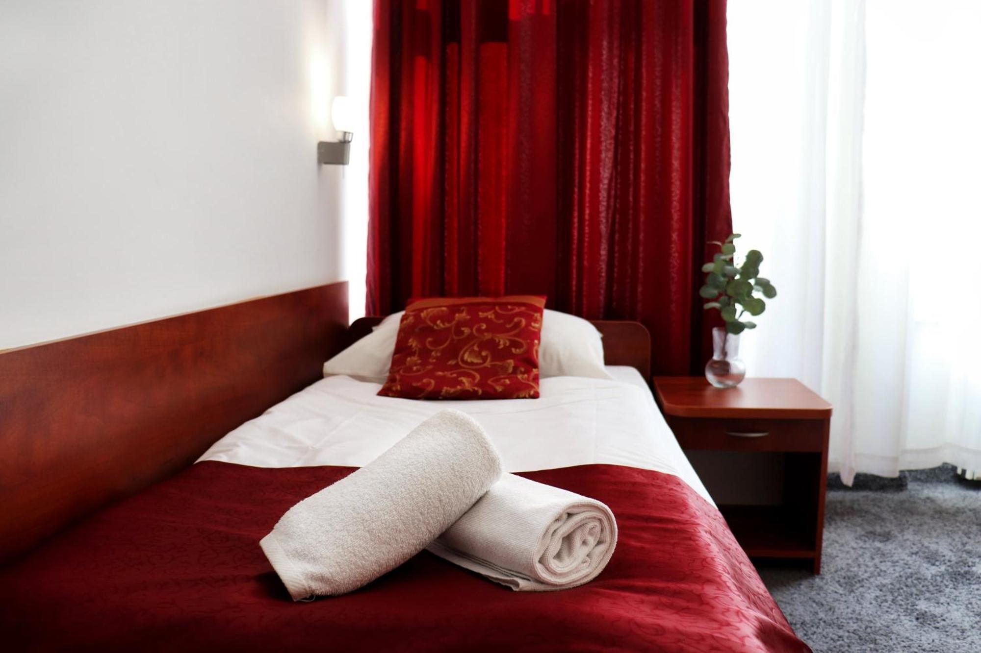 Hotel Lothus Wroclaw Bagian luar foto