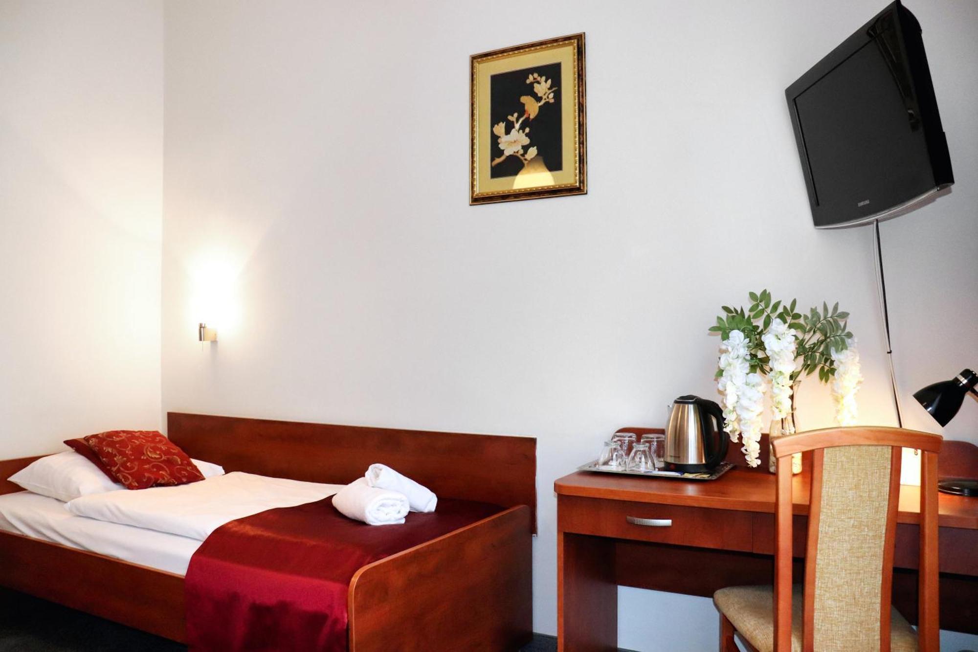 Hotel Lothus Wroclaw Bagian luar foto