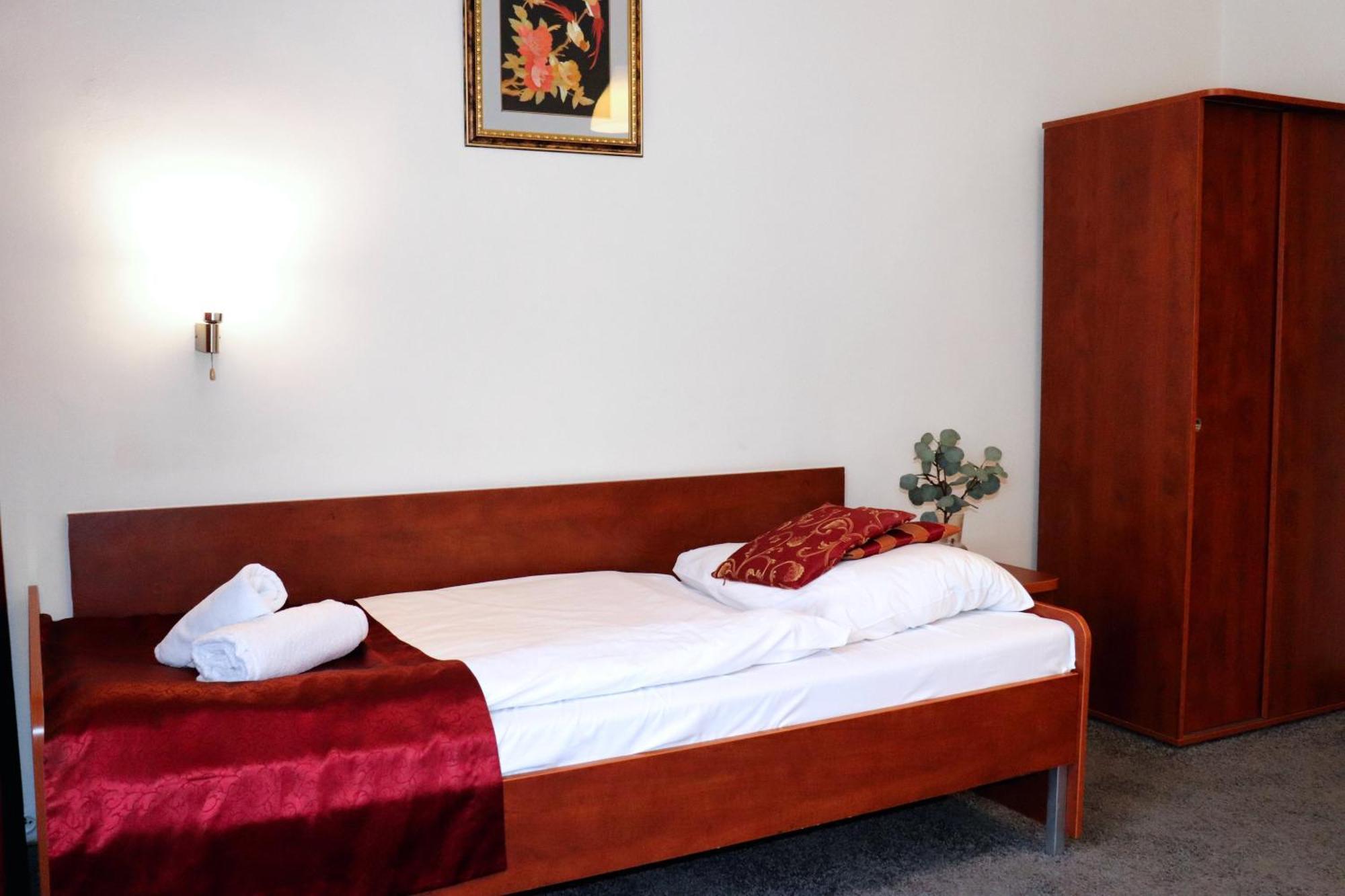 Hotel Lothus Wroclaw Bagian luar foto