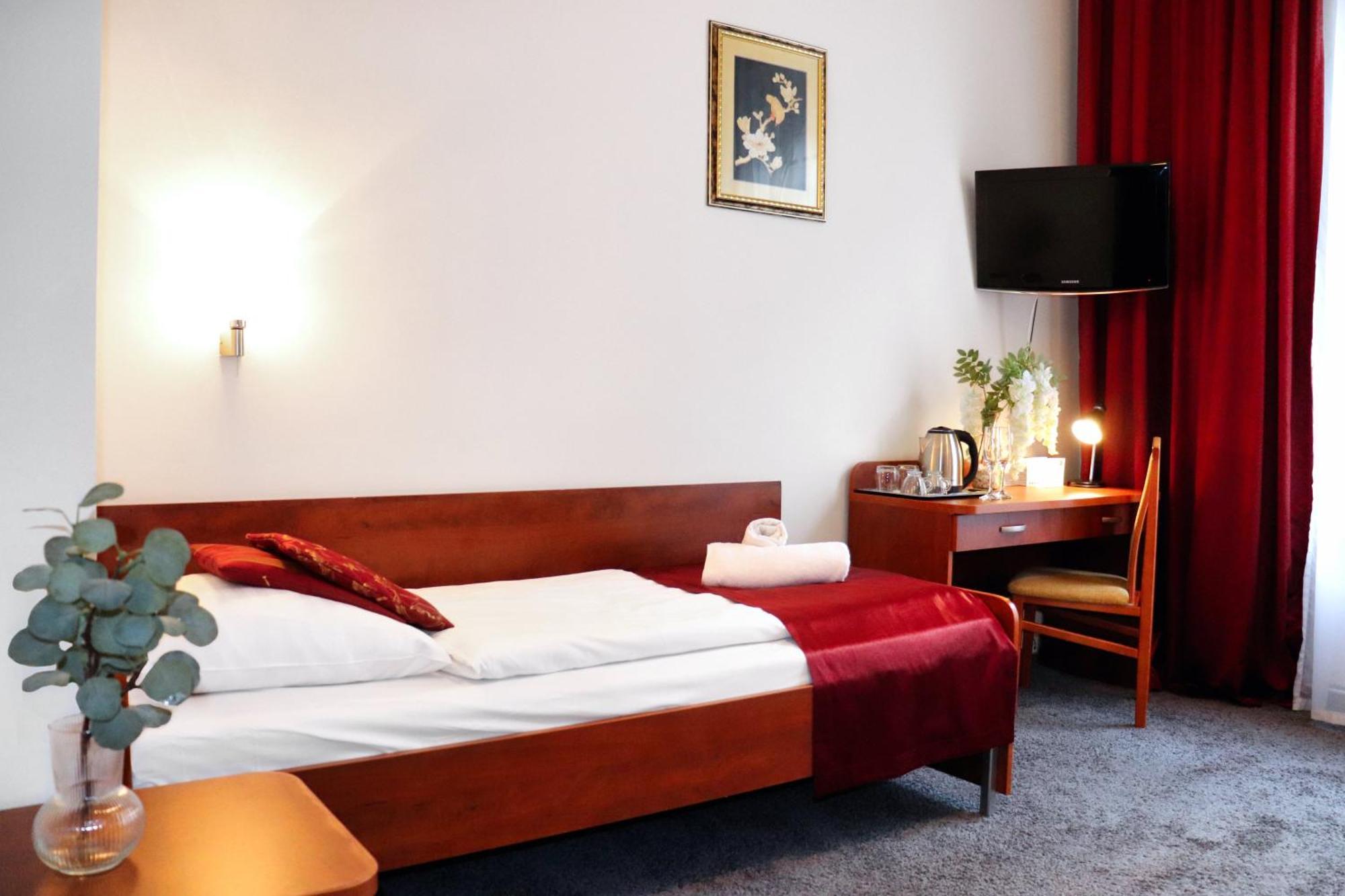 Hotel Lothus Wroclaw Bagian luar foto