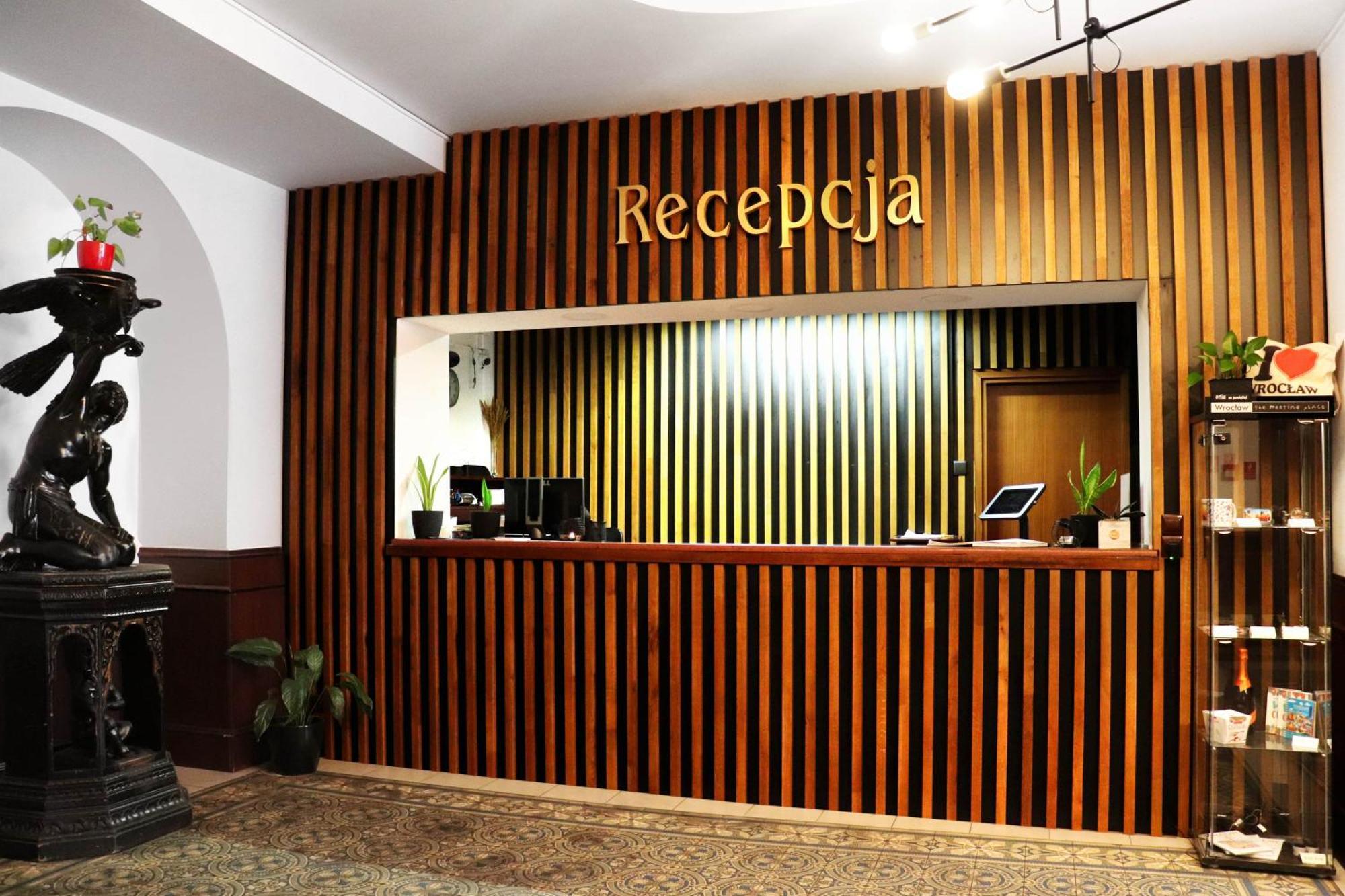Hotel Lothus Wroclaw Bagian luar foto