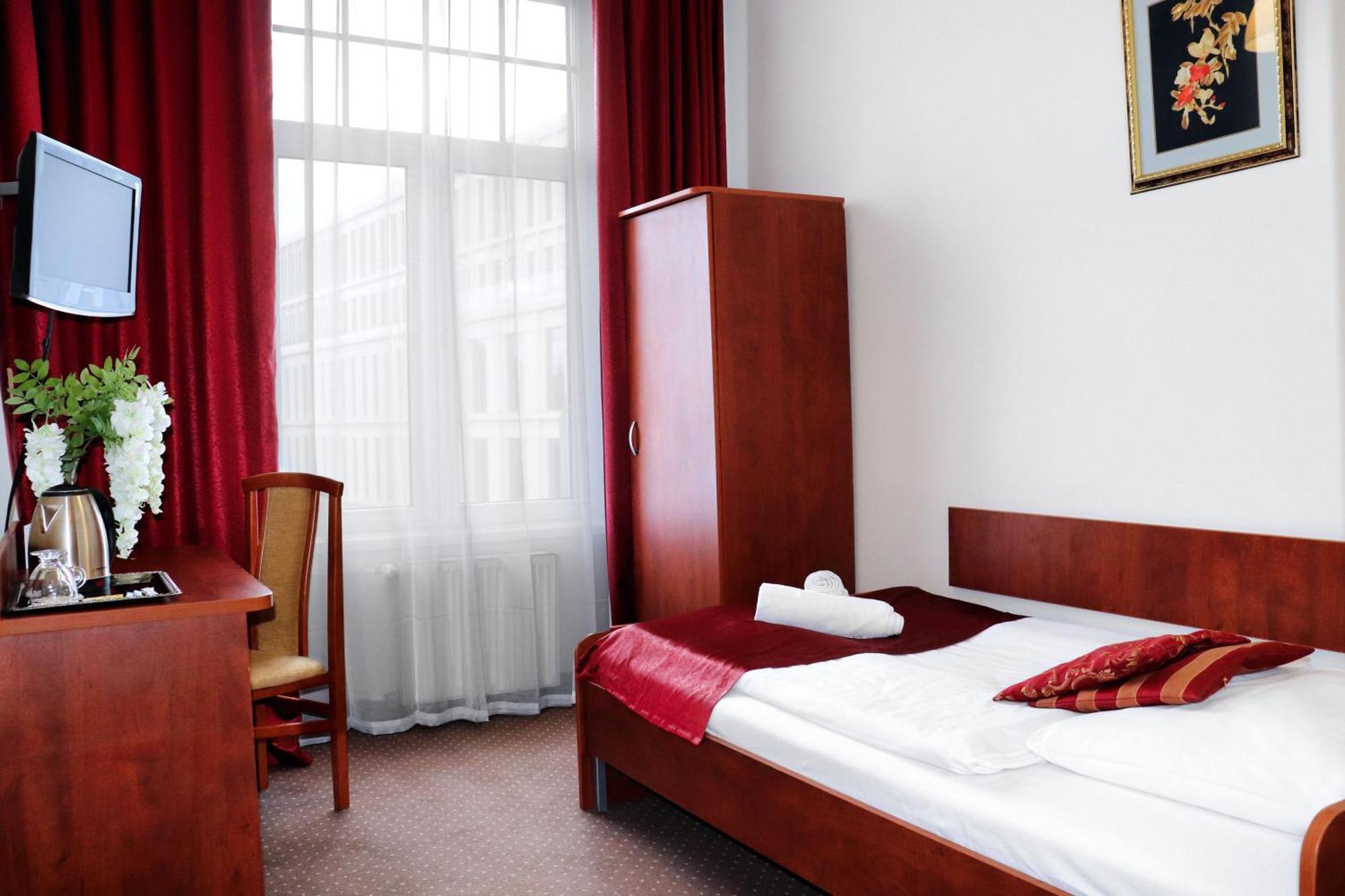 Hotel Lothus Wroclaw Bagian luar foto