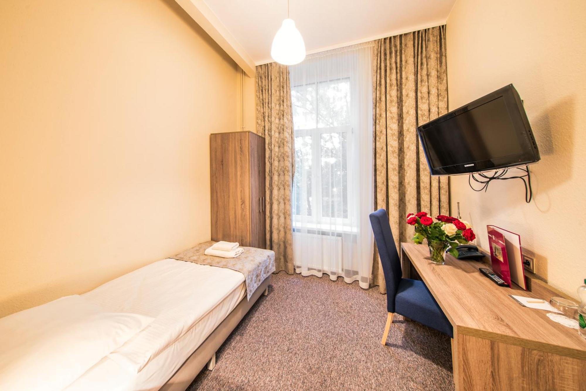 Hotel Lothus Wroclaw Bagian luar foto