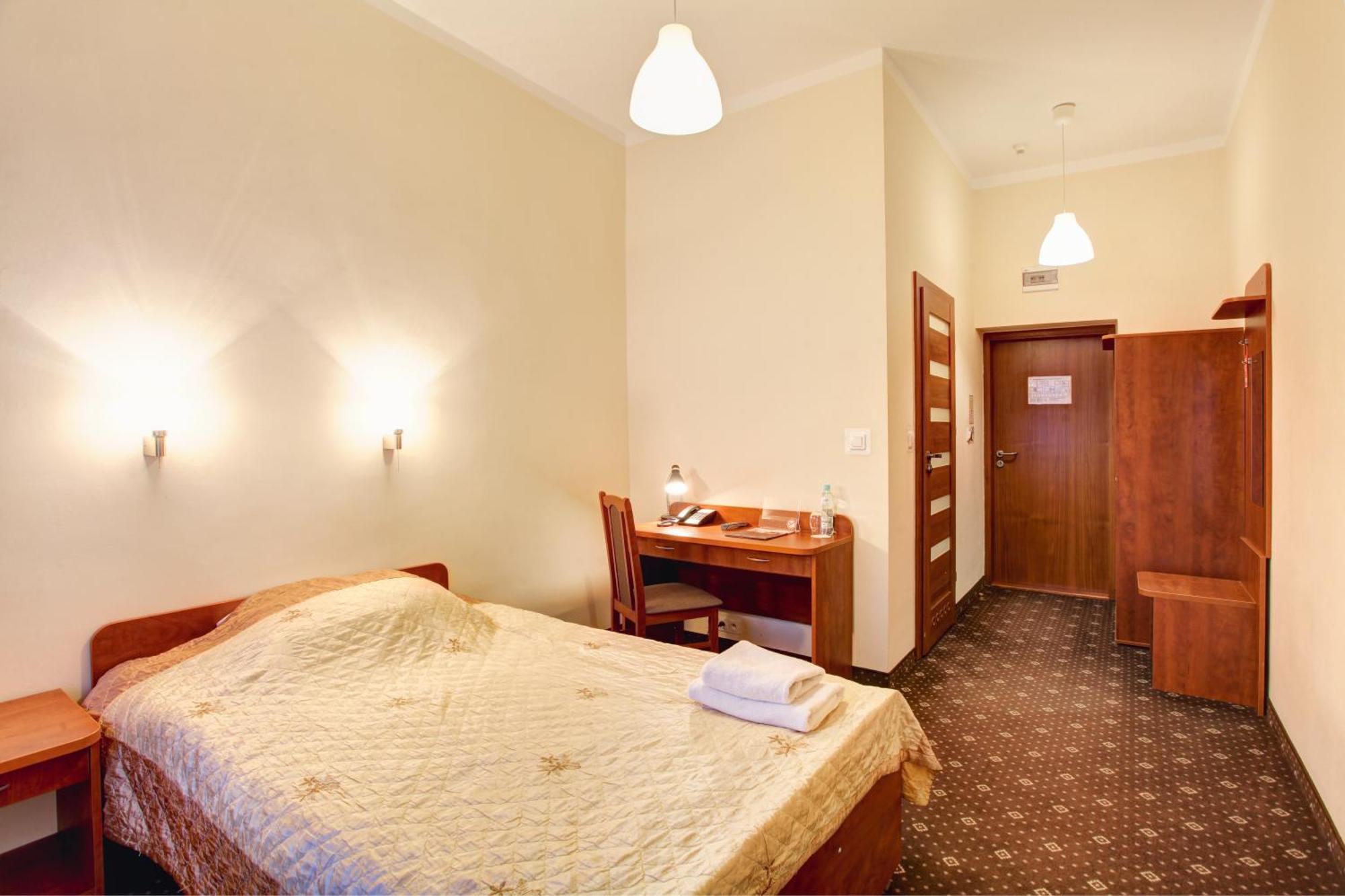 Hotel Lothus Wroclaw Bagian luar foto