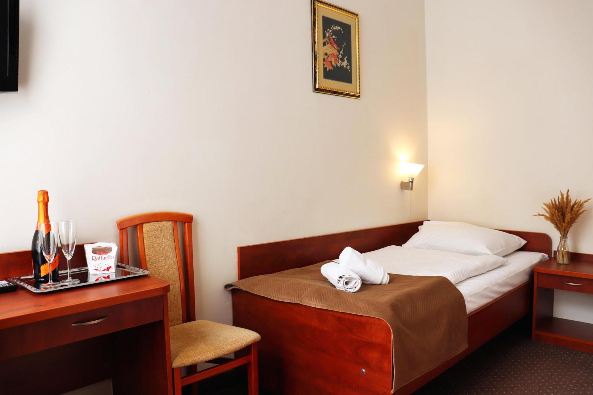 Hotel Lothus Wroclaw Bagian luar foto