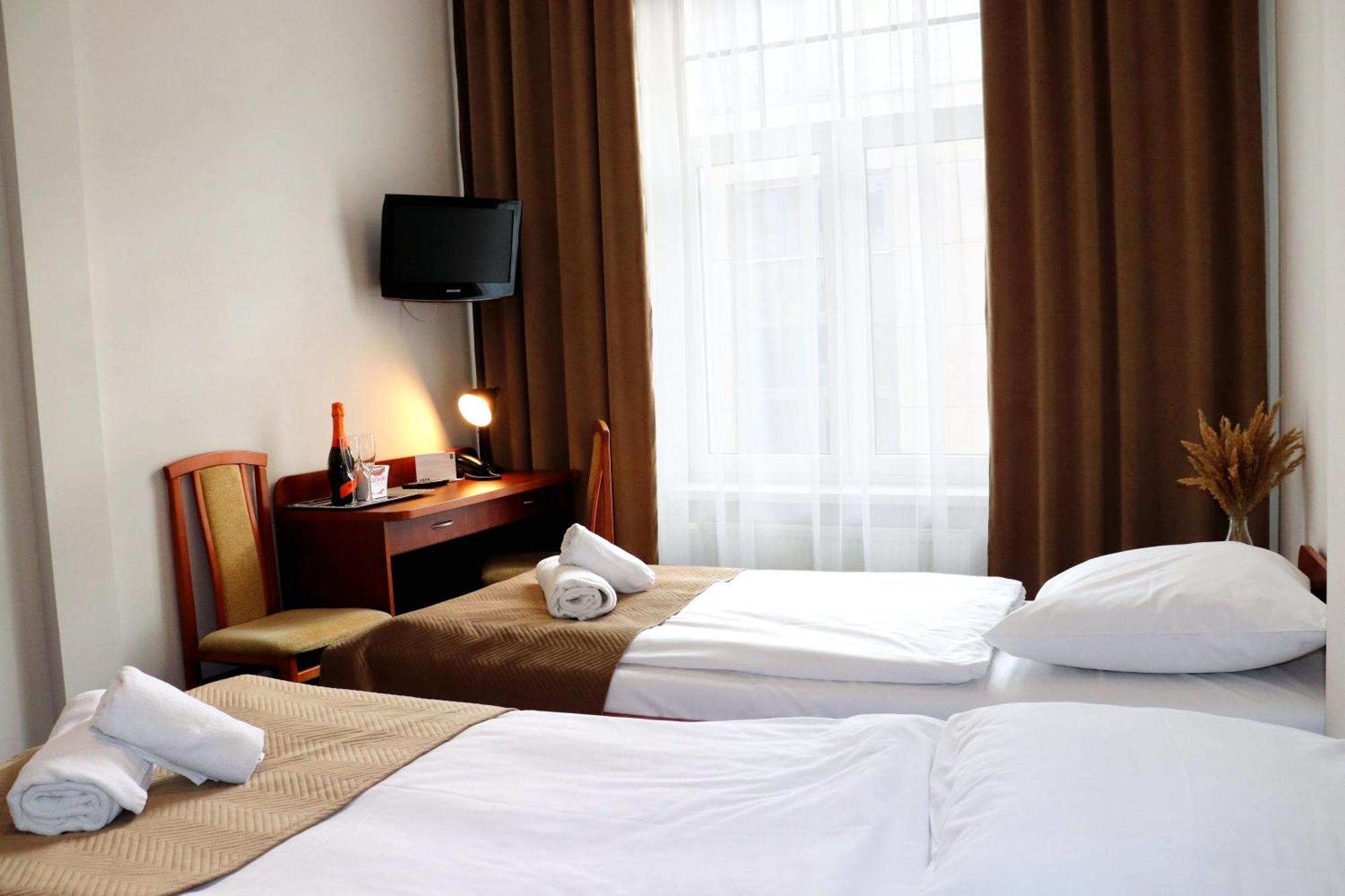 Hotel Lothus Wroclaw Bagian luar foto