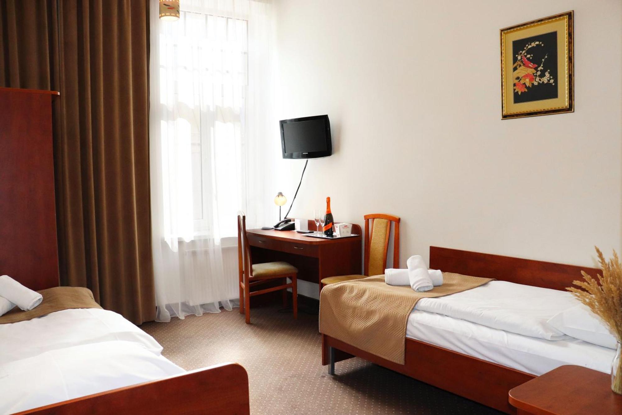 Hotel Lothus Wroclaw Bagian luar foto