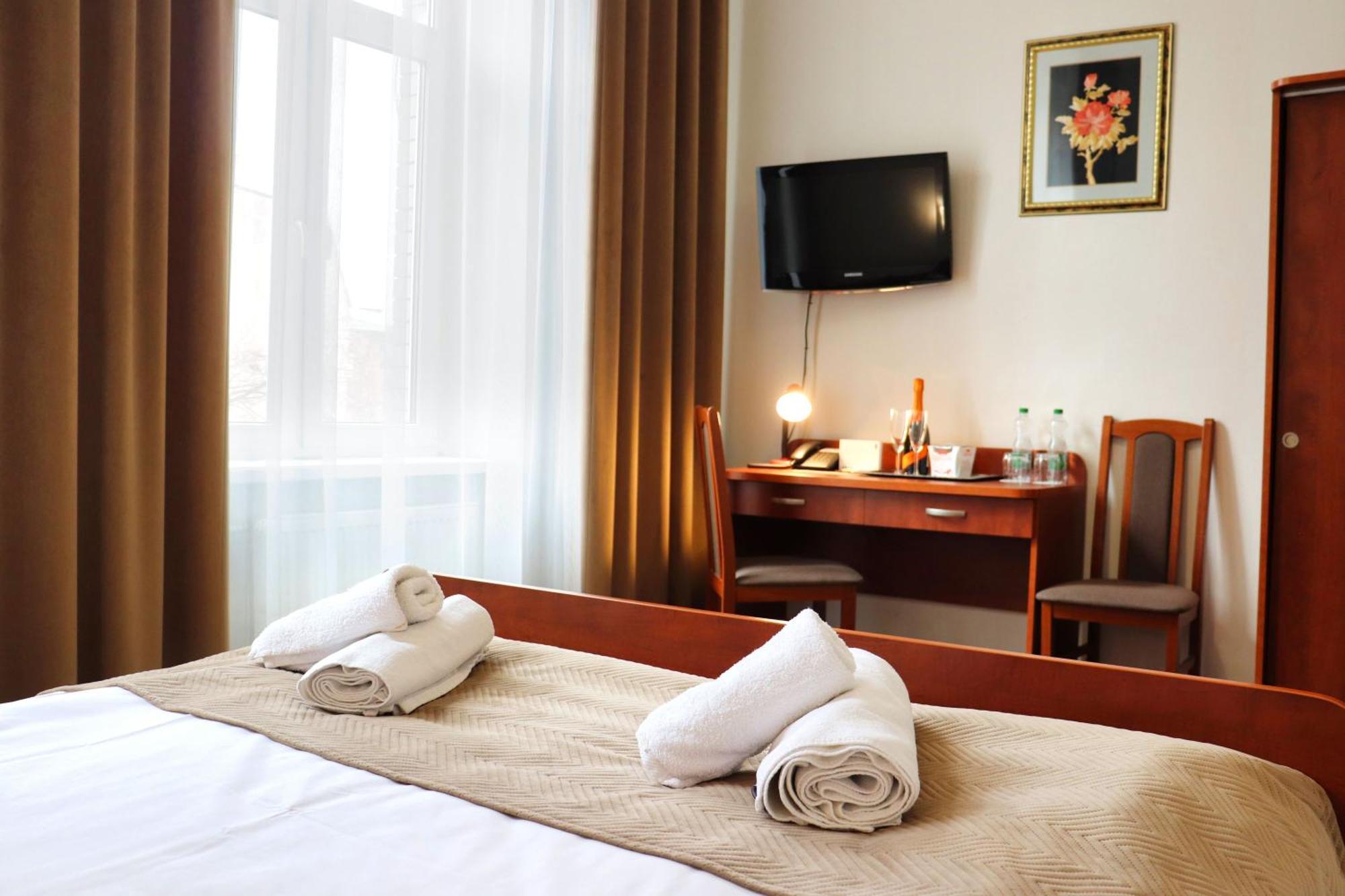 Hotel Lothus Wroclaw Bagian luar foto