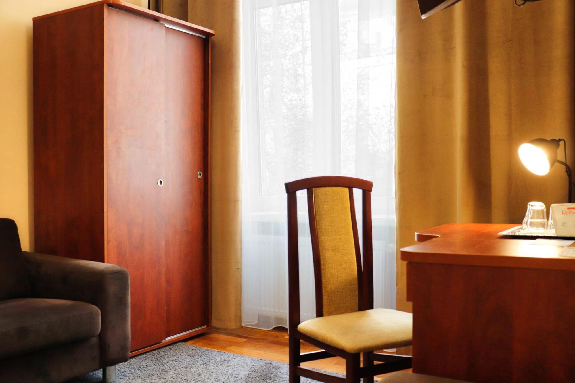 Hotel Lothus Wroclaw Bagian luar foto