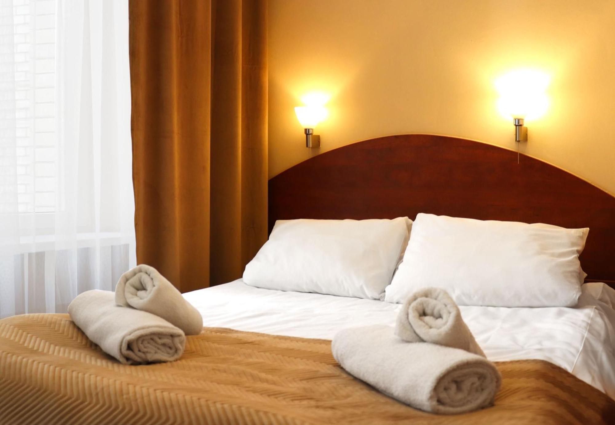 Hotel Lothus Wroclaw Bagian luar foto