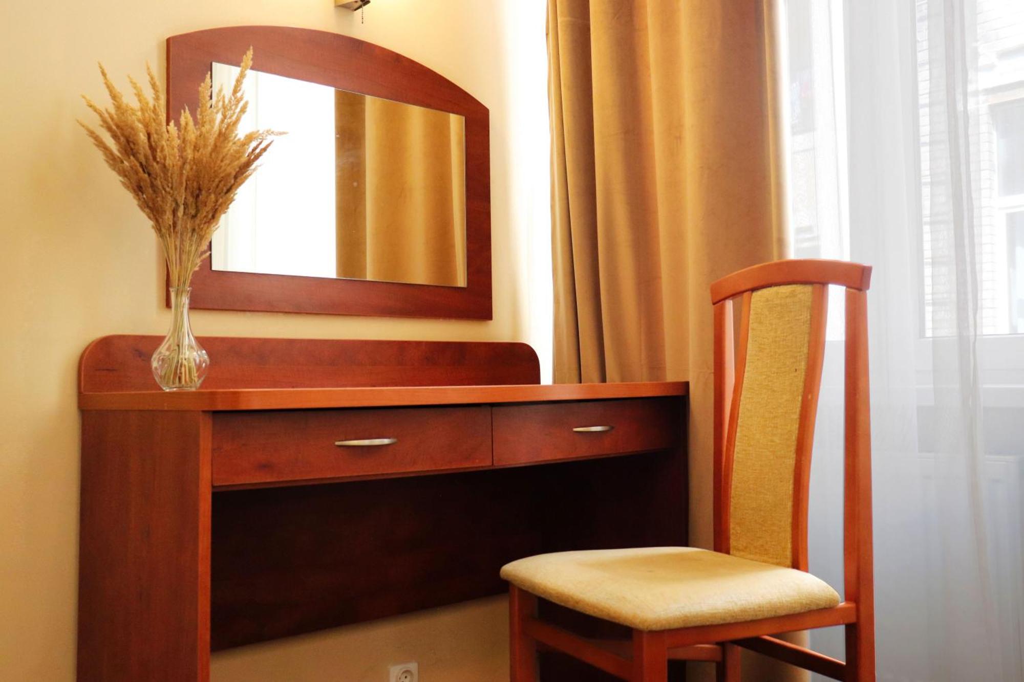 Hotel Lothus Wroclaw Bagian luar foto