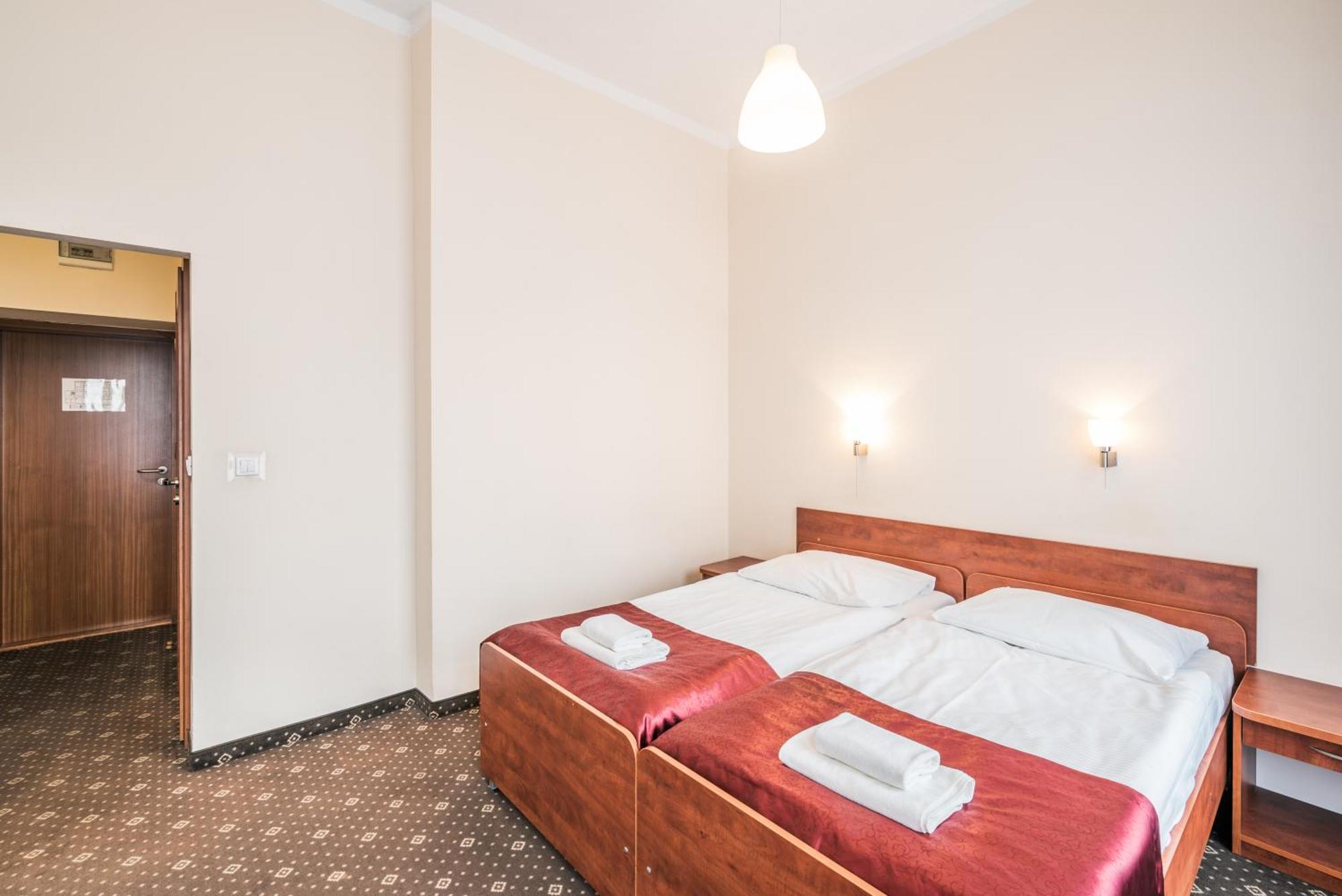 Hotel Lothus Wroclaw Bagian luar foto