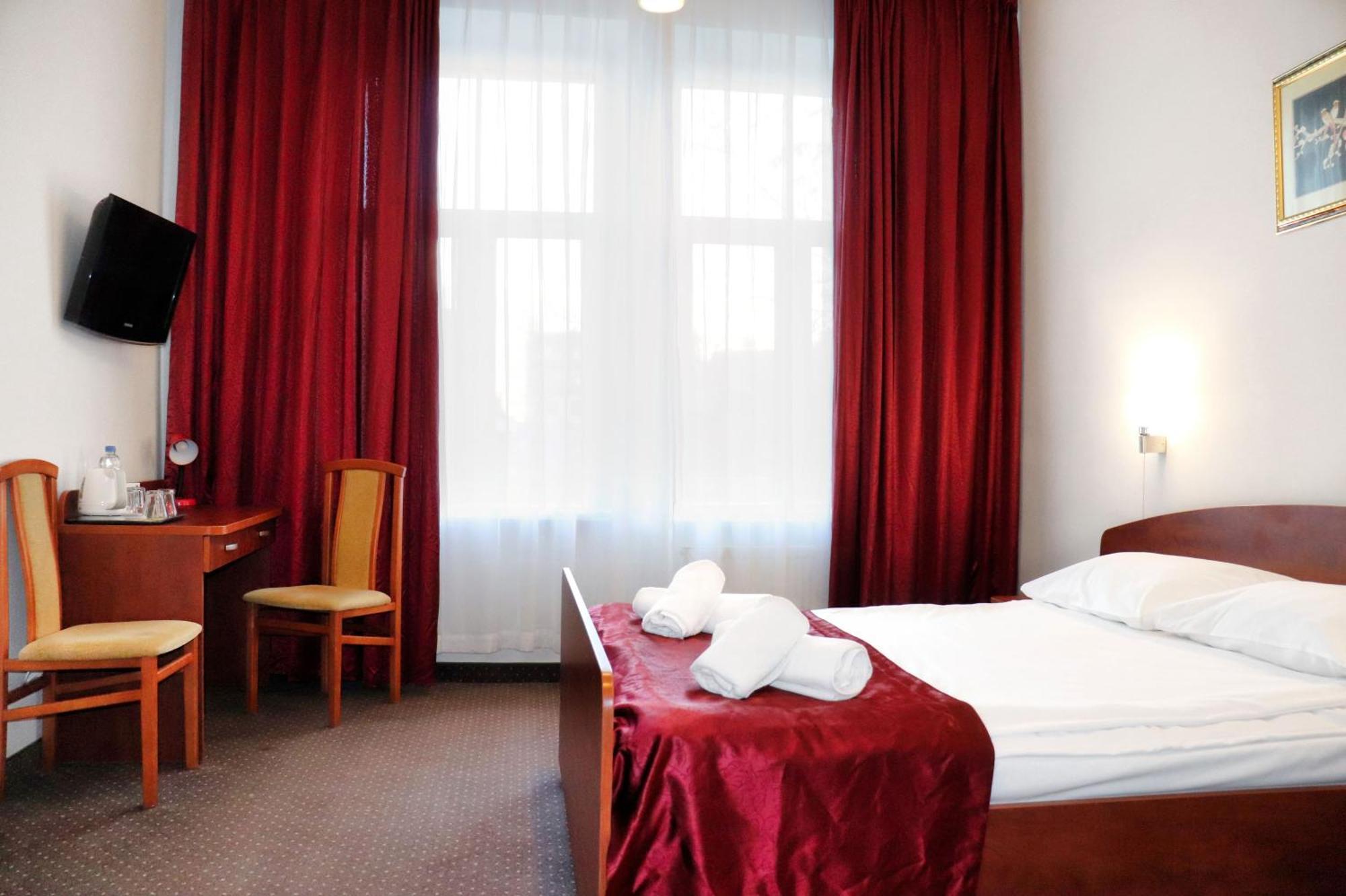 Hotel Lothus Wroclaw Bagian luar foto